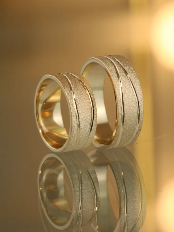 Anillo Argollas Arenado Lineas Curvas POR FABRICACION Oro amarillo 18k / Talla 7 /10 / 13,84 Gr - Image 2